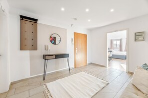 2 slaapkamers, een strijkplank/strijkijzer, reisbedje, gratis wifi