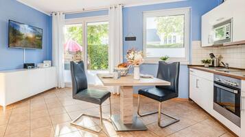 Een koelkast, een microgolfoven, een oven, een kookplaat