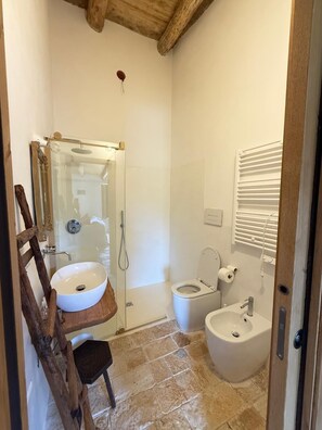 Douche, sèche-cheveux, bidet, serviettes fournies