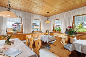 Dining - Room 'Alpenfrieden' with Mountain View, Shared Garden and Wi-Fi (Sibratsgfäll)