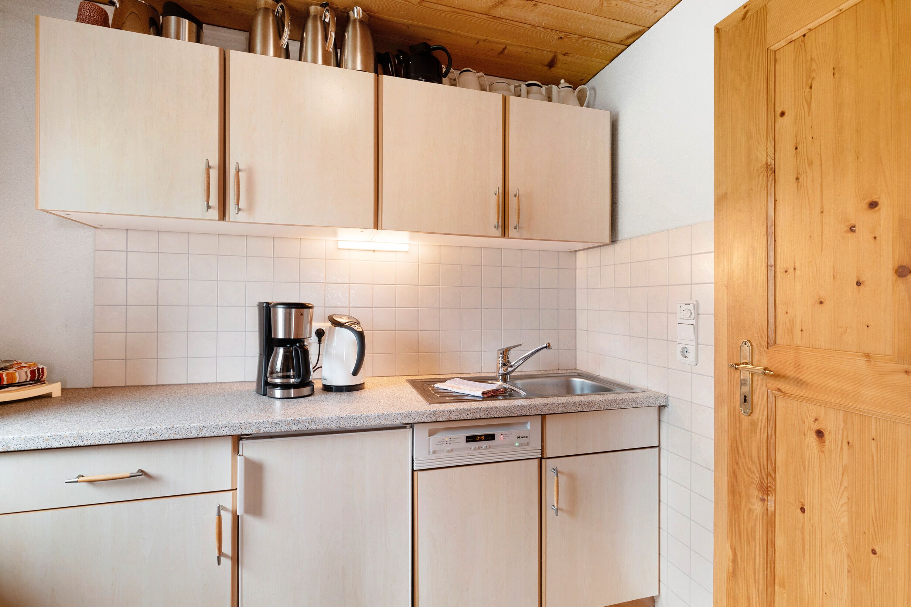 Bouilloire électrique, batterie de cuisine, vaisselle et ustensiles