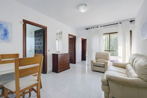 TV - Villa 'Guadiaro' with Mountain View, Wi-Fi and Air Conditioning (Marbella)