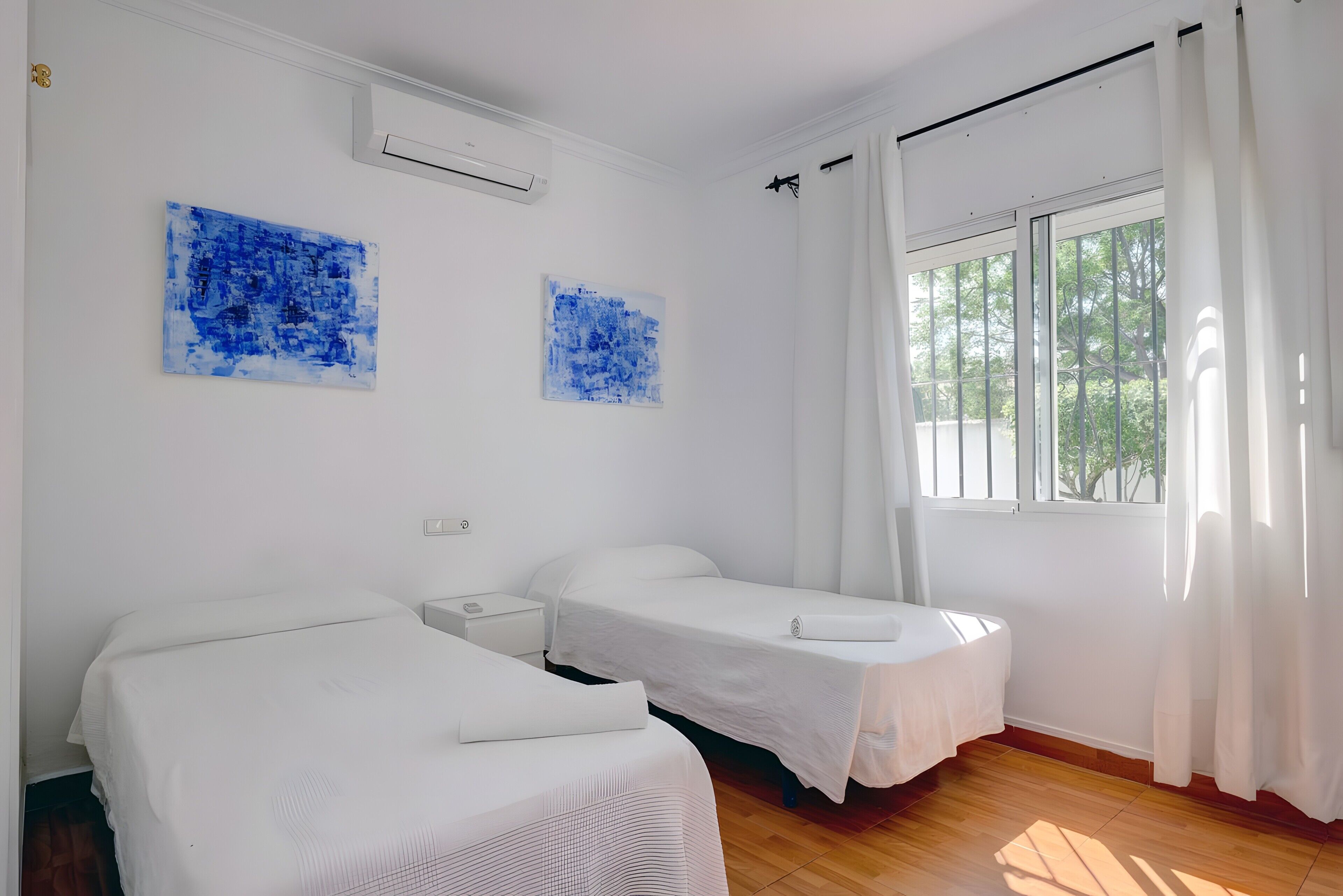 7 slaapkamers, een strijkplank/strijkijzer, wifi, beddengoed