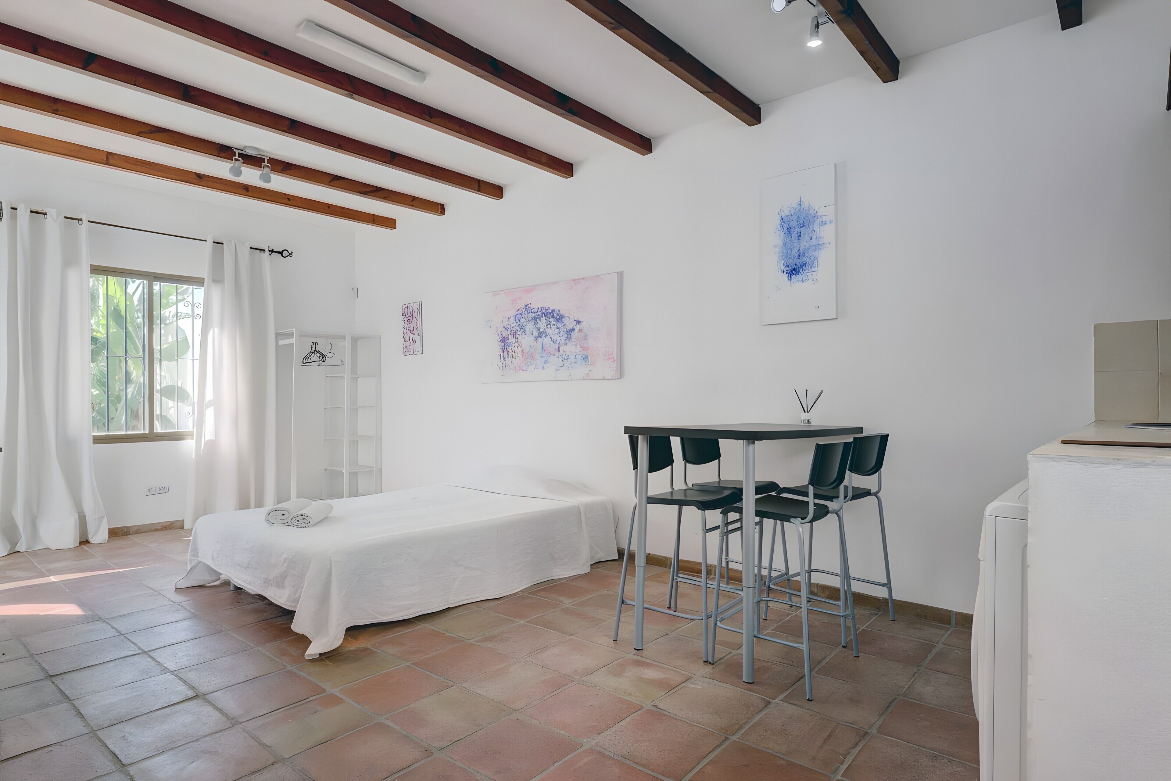 7 chambres, fer et planche à repasser, Wi-Fi, draps fournis