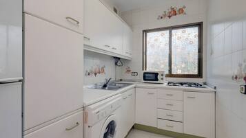 Een koelkast, een microgolfoven, een oven, een kookplaat