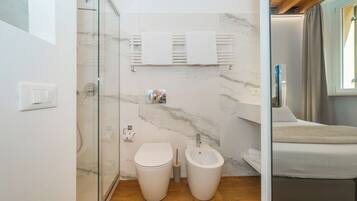 Camera | Bagno | Doccia, set di cortesia gratuito, asciugacapelli, asciugamani