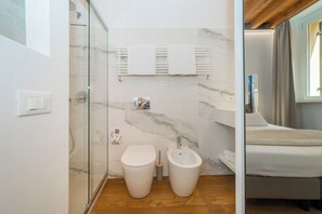Room | Bathroom | Shower, free toiletries, hair dryer, towels