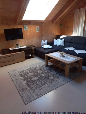 Una televisión, una mesa de tenis de mesa