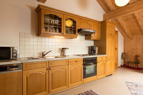 Frigorífico, microondas, horno y placa de cocina