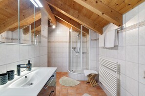 Douche, séchoir à cheveux, serviettes fournies