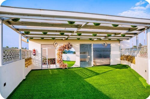 A Stylish One-Bedroom Retreat.
Fully furnished studio apartment.