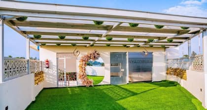 A Stylish One-Bedroom Retreat.
Fully furnished studio apartment.