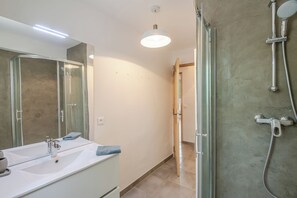 Shower, free toiletries, hair dryer, bathrobes - La Mathilde - Premium Pool Villa Private Tree-Top Adventure (Bonnieux)