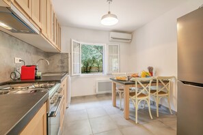 Køleskab, mikrobølgeovn, ovn, kogeplade