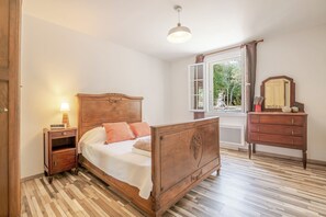 3 bedrooms, iron/ironing board, Internet, bed sheets - La Mathilde - Premium Pool Villa Private Tree-Top Adventure (Bonnieux)