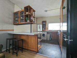 Fridge, microwave, oven, stovetop - Family-sized comfort - Walk to Lake & City Centre (Cardiff)