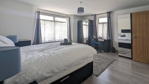 6 slaapkamers, een strijkplank/strijkijzer, internet, beddengoed