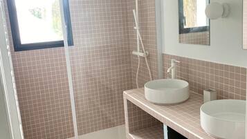 Serviettes fournies, papier toilette