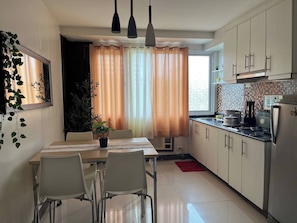 Refrigerador, microondas, placa de cocina, tostadora