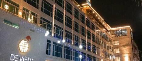 Bagian depan properti - sore/malam