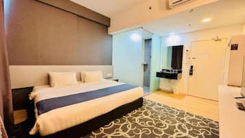 Kahden hengen huone, 1 suuri parisänky, parveke | Työpöytä, kannettavalle tietokoneelle sopiva työtila