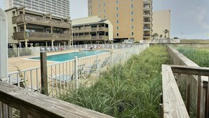 Ein Hotel mit mehreren Gebäuden, einem Poolbereich und einer Promenade.