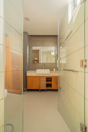 Shower, hair dryer, bidet, towels - Modern 3BR4BED/3BA in the Heart of City (Hồ Chí Minh)