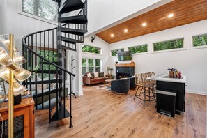 Interior - Easy Roads - Less than .4 to Dollywood - Hot Tub (Pigeon Forge)