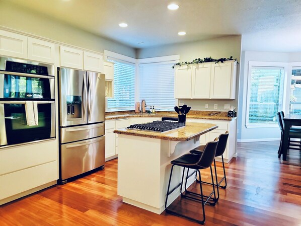 Refrigerador, microondas, horno, placa de cocina