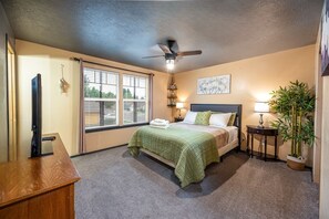 8 Schlafzimmer, Schreibtisch, Bügeleisen/Bügelbrett, Reisekinderbett