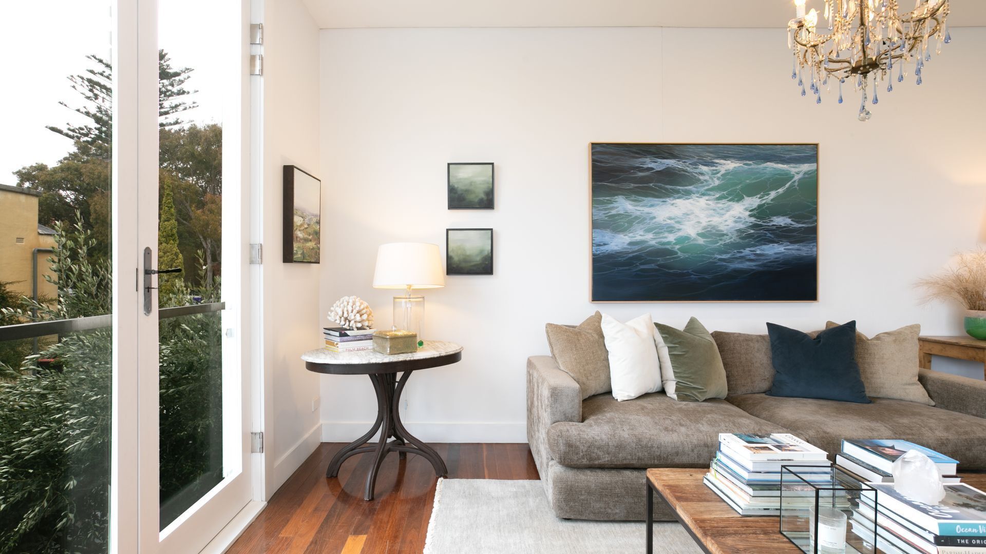 智能电视、书、立体声音响