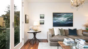 TV connectée, livres, chaîne hi-fi