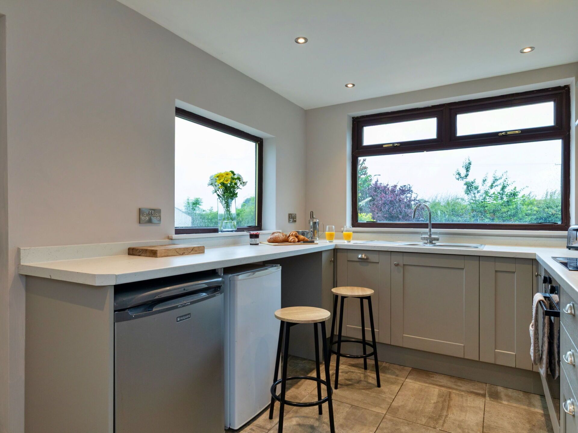 Küche, Küchengerät, Countertop, Interior Design, Möbel, Cabinetry, Flooring, Holz, Haushaltsgerät, Major Appliance