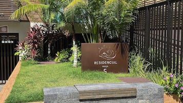 A residential complex with a sign reading "RESIDENCIAL PRAÇA 5".