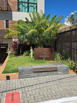 A residential complex with a sign reading "RESIDENCIAL PRAÇA 5". - Porto Esmeralda Apartment (Ipojuca)