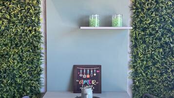 A dining area with a white table, two mugs, and a sign that reads "amor".