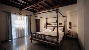 4 bedrooms, iron/ironing board, free WiFi, bed sheets