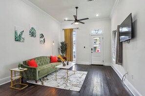 TV, lareira, escritórios