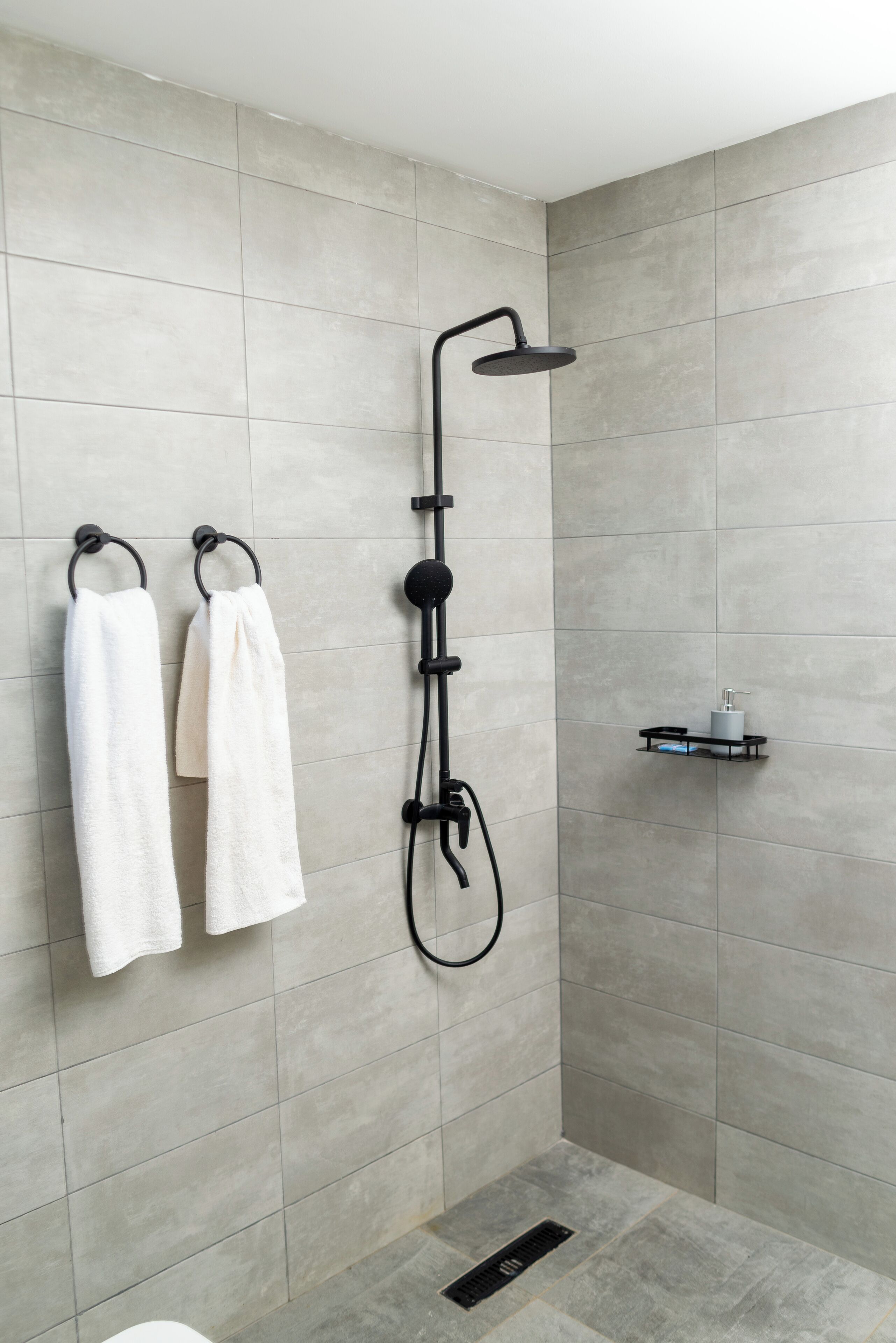 Suite Superior, vista mare | Bagno | Doccia, asciugamani, sapone, shampoo