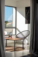 Caja de seguridad en la habitación y escritorio 