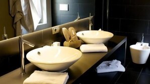 Suite Vista Castello | Kamar mandi | Pengering rambut, sandal, kloset, dan handuk