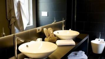 Suite Vista Castello | Badkamer | Een aparte badkuip en douche, een haardroger, pantoffels, handdoeken