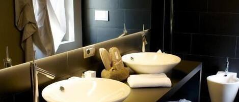 Suite Vista Castello | Bathroom | Hair dryer, slippers, bidet, towels