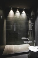 Habitación estándar doble, vistas a la ciudad | Baño | Secador de pelo, zapatillas, toallas y jabón