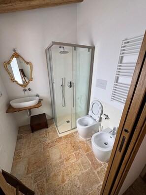 تجهيزات دش، مجففات شعر، مراحيض شطف، مناشف