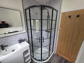 Shower, towels - House - Sleeps 4 - Parking - Garden - City Centre (Leeds)