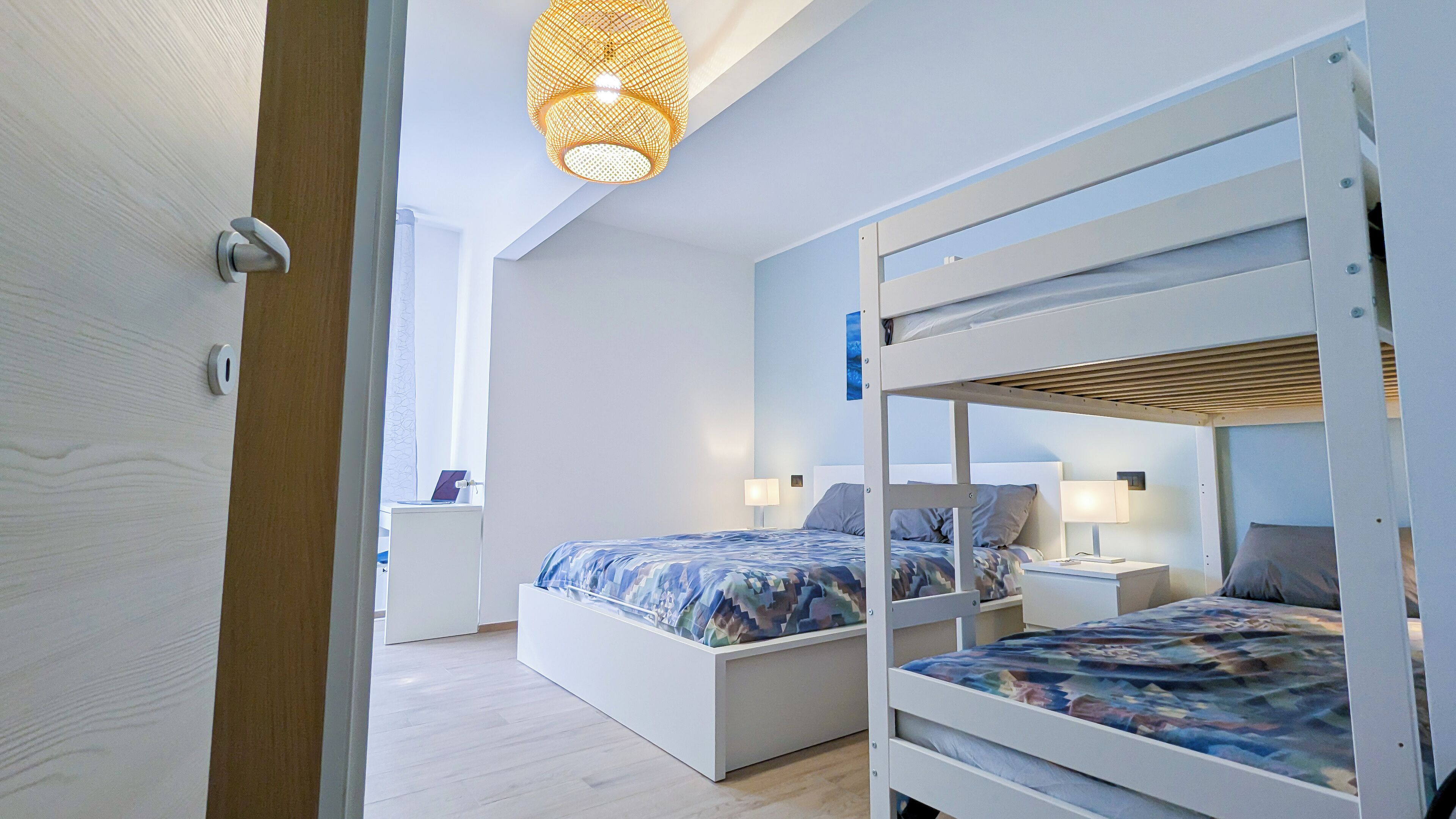 1 chambre, bureau, fer et planche à repasser, lit parapluie