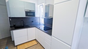 Fridge, microwave, stovetop, dishwasher