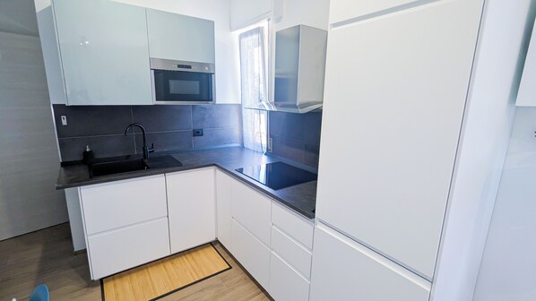 Fridge, microwave, stovetop, dishwasher