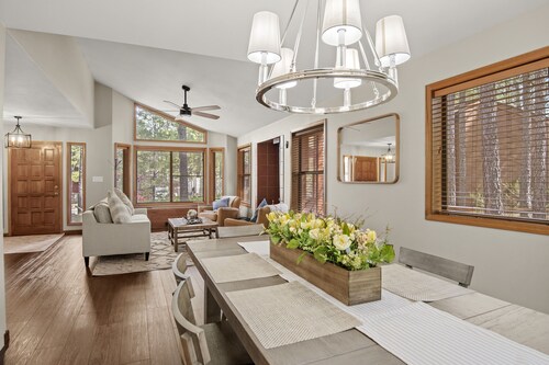 2 Living Rooms + Fires | Quick Drive Downtown